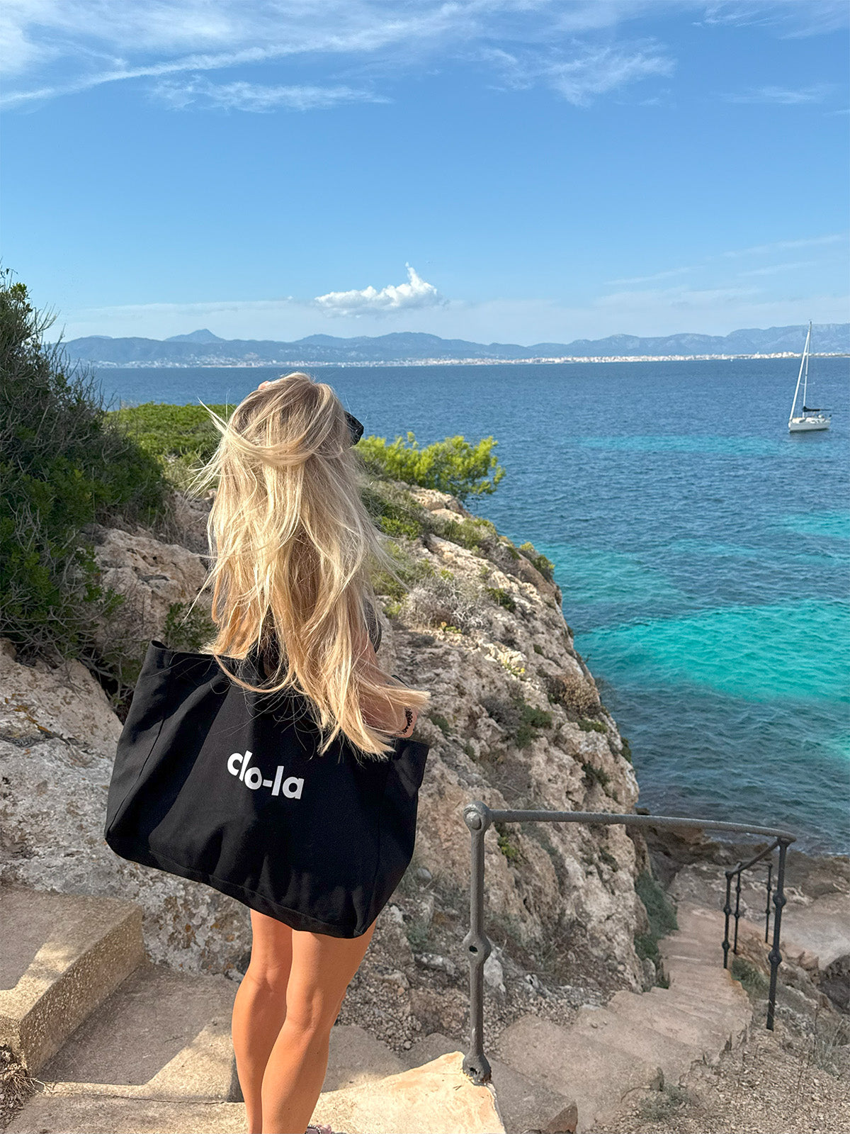 Oversized black tote bag for your holiday and beach look