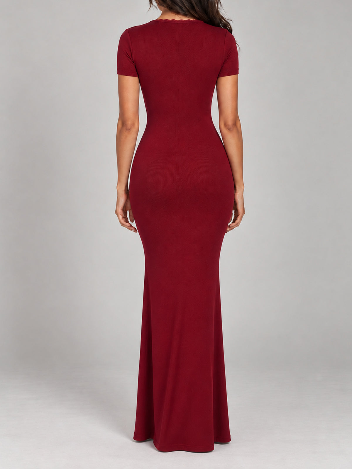 BREE Burgundy maxi dress, faceless back view with close-fitting short sleeves, fine ribbing and a floor-length hem covering the shoes.