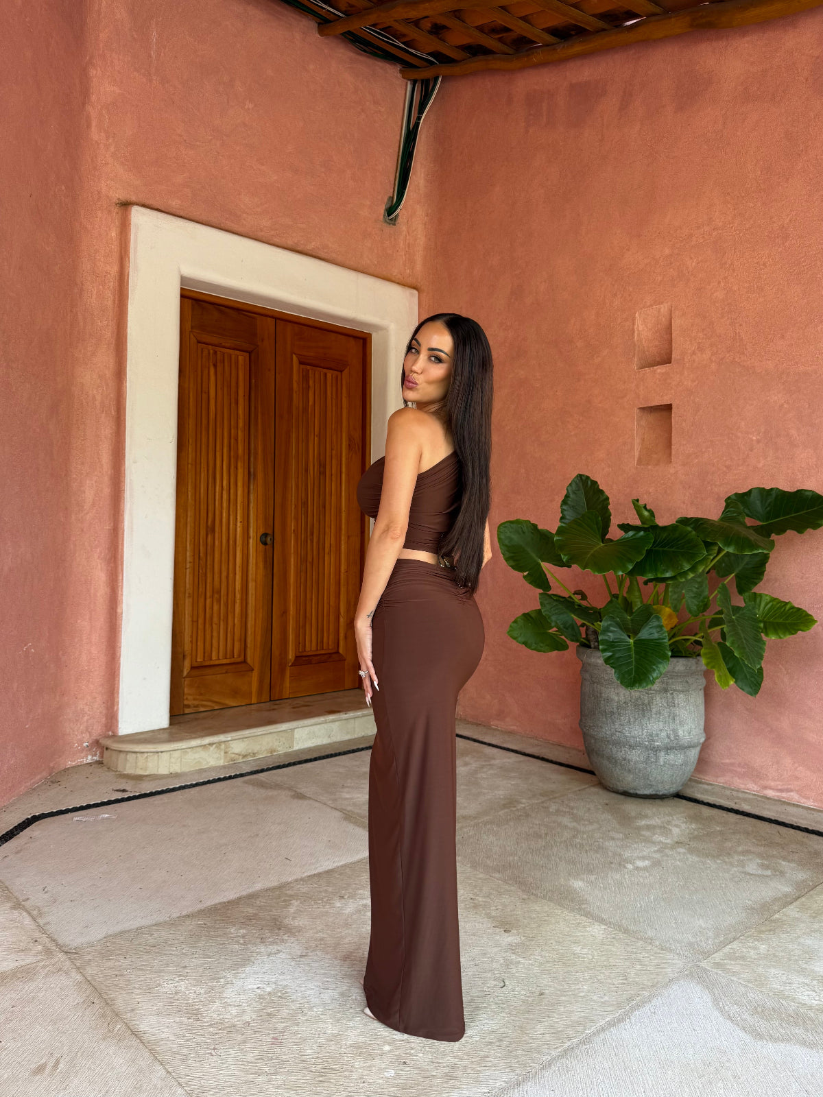 Back view of Jolie Set chocolate brown highlighting clean lines and fit